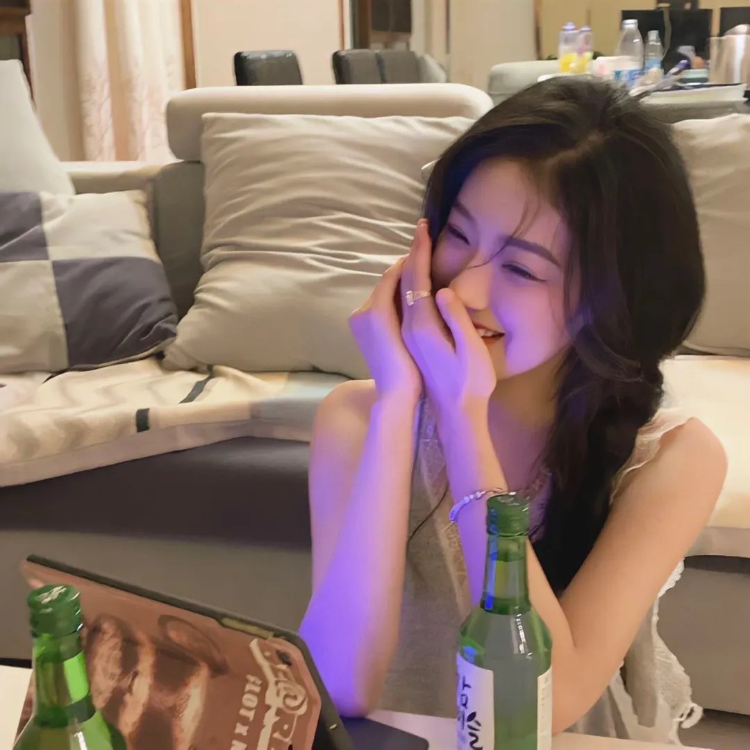 吃瓜网站 - 某顶流男星被曝与经纪人隐婚三年，女方已孕